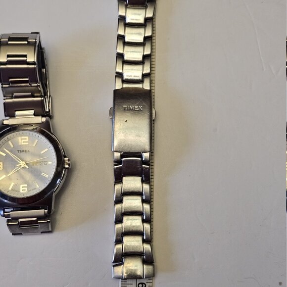 Timex Men’s Watch – Working Great + 2 Bracelets (Original & Replacement) - Picture 4 of 16